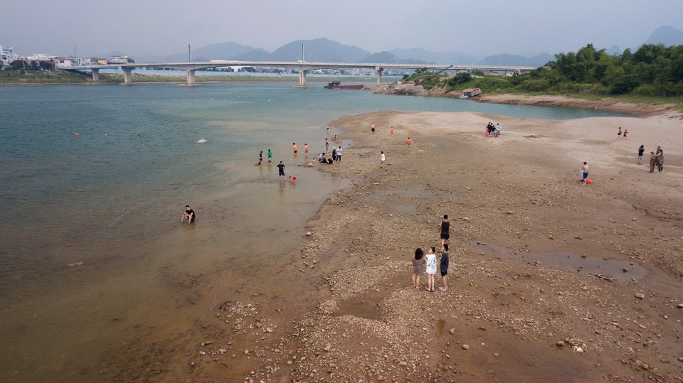 Người dân thành phố Hòa Bình vui chơi trên dải cát nổi lên trên sông Đà đoạn gần cầu Hòa Bình 2. (Ảnh: Trọng Đạt/TTXVN)