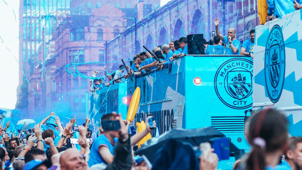 ...trong sự hò reo sung sướng của hơn 100.000 người hâm mộ. (Nguồn: Man City)