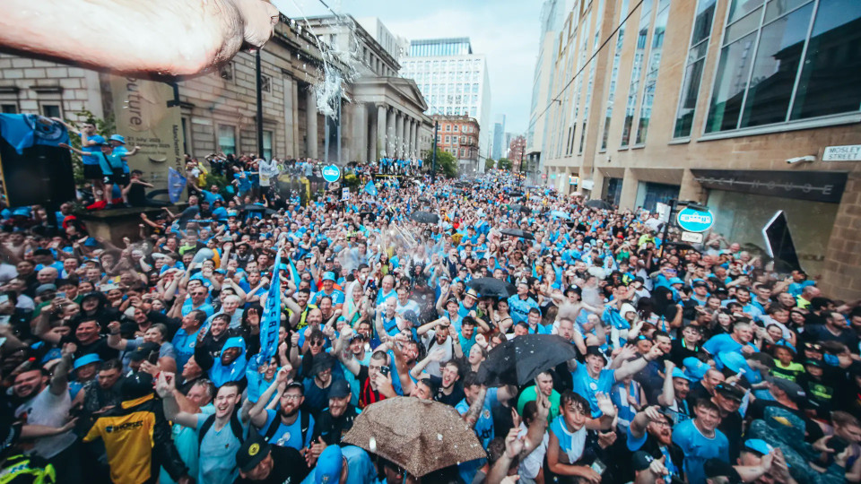 Trong buổi lễ, người hâm mộ liên tục hô vang tên của Haaland, Kevin De Bruyne, những người hùng mang về cú ăn ba lịch sử cho đội chủ sân Etihad. (Nguồn: Man City)