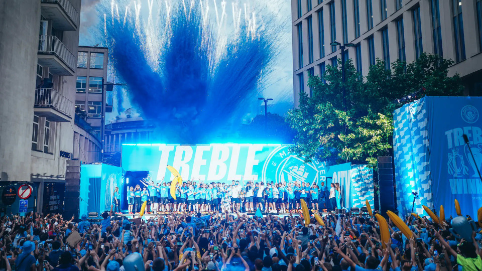 Sau màn diễu hành qua các tuyến phố chính, dàn sao Man City dừng chân ở sân khấu lớn tại phố Oxford để tiếp tục ăn mừng cùng người hâm mộ. (Nguồn: Man City)