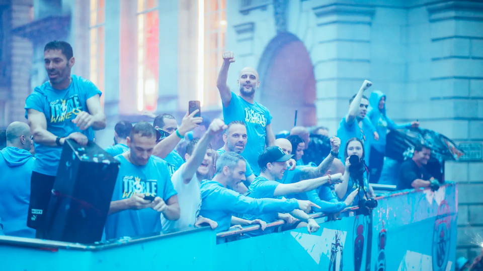 Pep Guardiola cùng học trò và các thành viên đội bóng trên xe buýt trong lễ mừng công. (Nguồn: Man City)