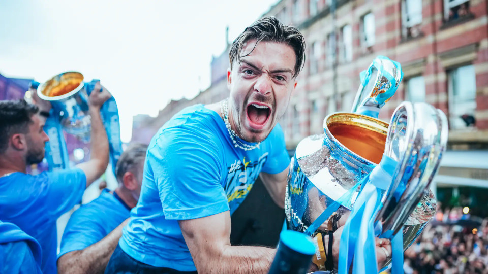 Cơn mưa lớn khiến buổi diễu hành của Man City phải lùi lại 30 phút so với lịch ban đầu nhưng không làm giảm đi sự hưng phấn của các cầu thủ và người hâm mộ. (Nguồn: Man City)