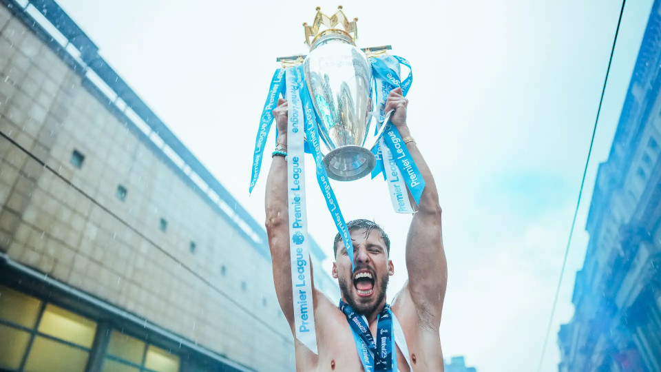 Dias nâng cao chiếc cúp vô địch Premier League. (Nguồn: Man City)