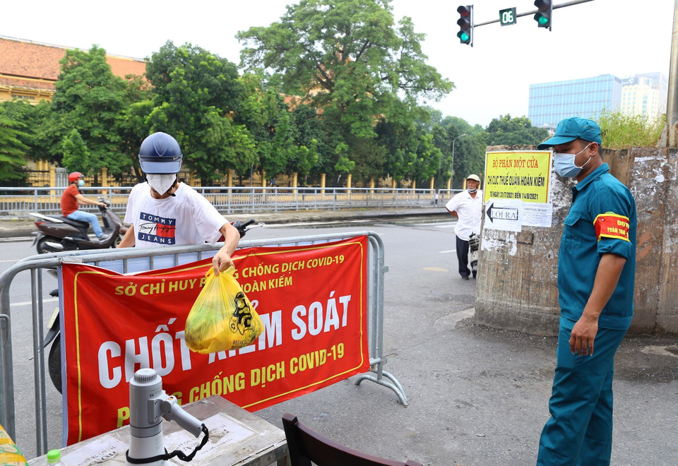 Mặc dù Ủy ban Nhân dân phường Chương Dương đã thông báo dừng tiếp nhận đồ tiếp tế từ ngày 17/8, nhưng một số người dân vẫn chưa cập nhật thông tin. (Ảnh: Hoàng Hiếu/TTXVN)