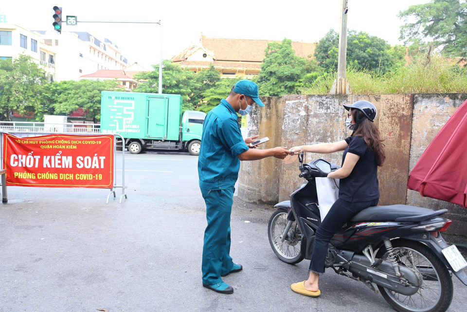 Từ 0h ngày 17/8, người dân phường Chương Dương khu vực không bị khoanh vùng, có giấy tờ hợp lệ có thể ra khỏi phường (ảnh chụp tại cửa khẩu Cầu Đất, sáng 17/8). (Ảnh: Hoàng Hiếu/TTXVN)