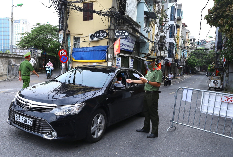 Sau khi có kết quả xét nghiệm RT-PCR diện rộng của người dân phường Chương Dương, ngày 15/8/2021, quận Hoàn Kiếm (Hà Nội) đã điều chỉnh phạm vi và thời gian cách ly y tế từng khu vực trên địa bàn phường. (Ảnh: Hoàng Hiếu/TTXVN)