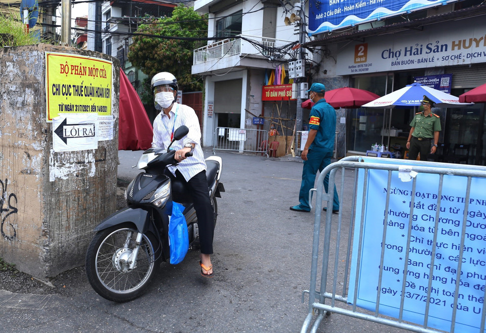 Người dân phường Chương Dương khu vực không bị khoanh vùng, có giấy tờ hợp lệ có thể ra khỏi phường từ 0h ngày 17/8. (Ảnh: Hoàng Hiếu/TTXVN)