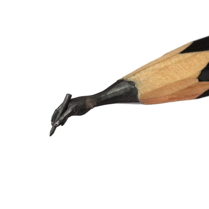 Bàn tay cầm bút. (Nguồn: Boredpanda)