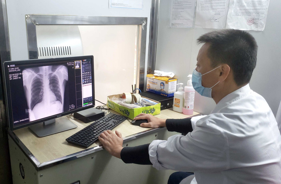 Nhân viên Trạm y tế xã Sơn Lôi vận hành thiết bị trên xe X-quang lưu động do Bệnh viện Phổi Trung ương hỗ trợ. (Ảnh: Hoàng Hùng/TTXVN)