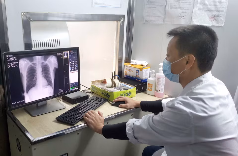Nhân viên Trạm y tế xã Sơn Lôi vận hành thiết bị trên xe X-quang lưu động do Bệnh viện Phổi Trung ương hỗ trợ. (Ảnh: Hoàng Hùng/TTXVN)