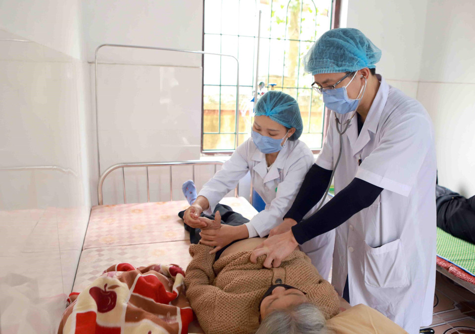 Hoạt động khám chữa bệnh tại Trạm y tế xã Sơn Lôi. (Ảnh: Hoàng Hùng/TTXVN)