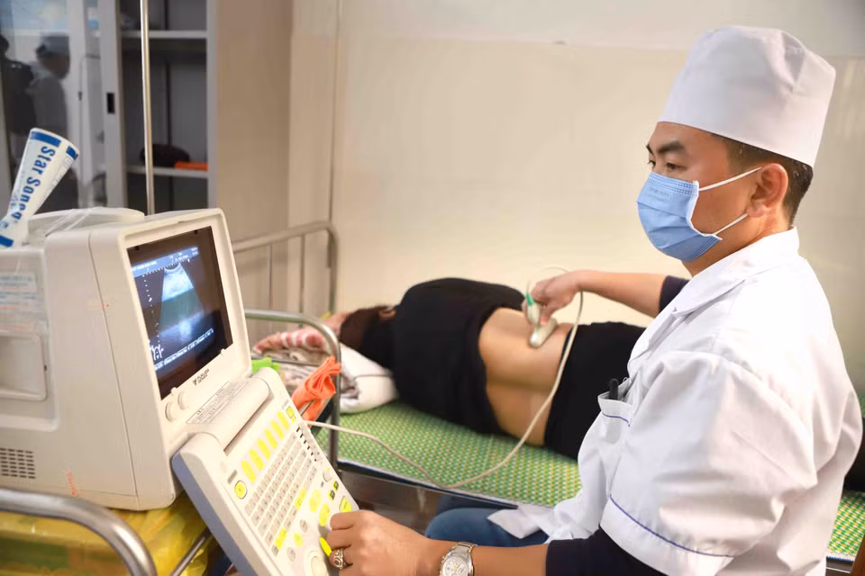 Siêu âm cho người dân đến khám tại Trạm y tế xã Sơn Lôi. (Ảnh: Hoàng Hùng/TTXVN)