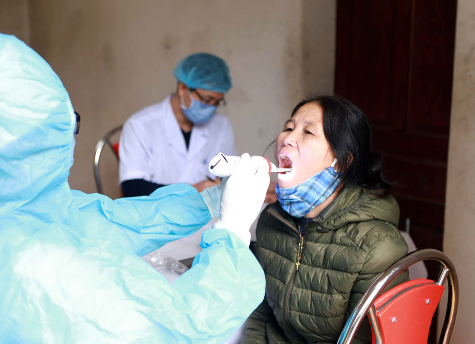 Thăm khám bệnh cho người dân tại khu cách ly của Trạm y tế xã Sơn Lôi. (Ảnh: Hoàng Hùng/TTXVN)