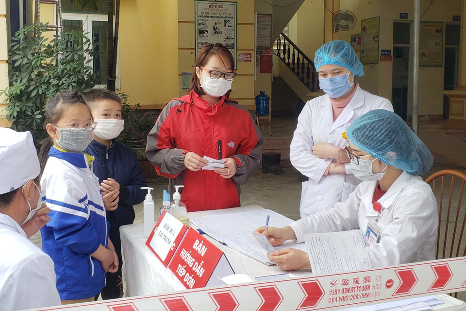 Người dân đăng ký khám tại Trạm y tế xã Sơn Lôi. (Ảnh: Hoàng Hùng/TTXVN)