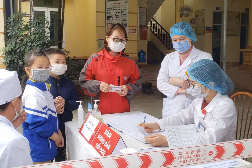 Người dân đăng ký khám tại Trạm y tế xã Sơn Lôi. (Ảnh: Hoàng Hùng/TTXVN)