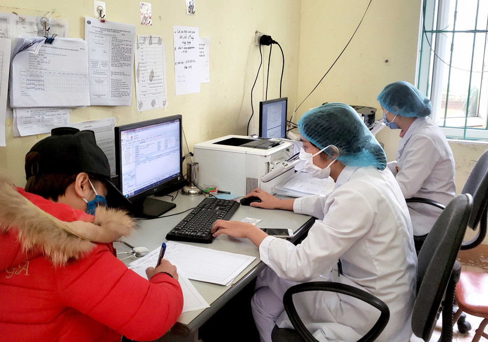 Hoạt động nghiệp vụ của các Nhân viên Trạm y tế xã Sơn Lôi. (Ảnh: Hoàng Hùng/TTXVN)