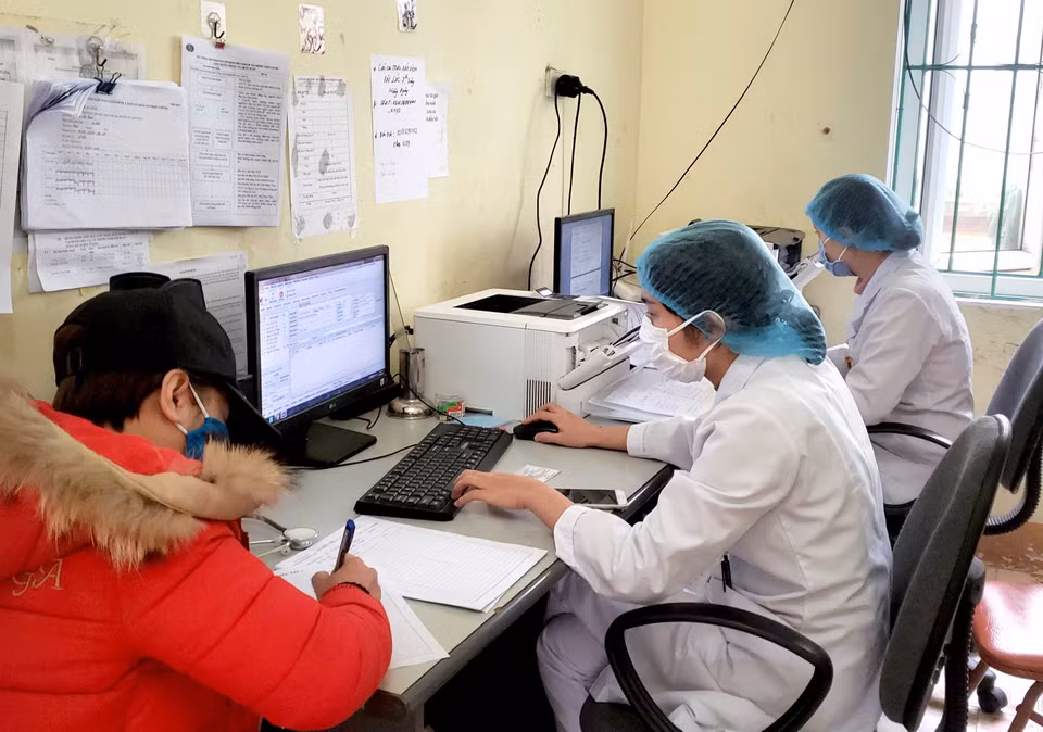 Hoạt động nghiệp vụ của các Nhân viên Trạm y tế xã Sơn Lôi. (Ảnh: Hoàng Hùng/TTXVN)