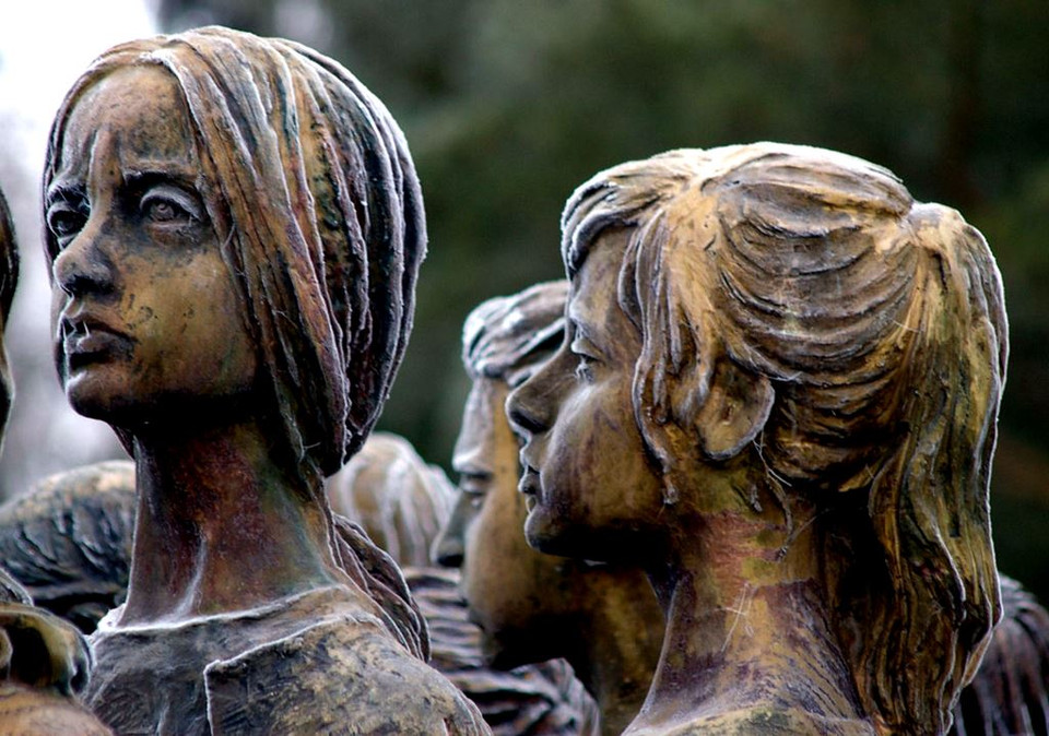 Sau chiến tranh, vào năm 1948 làng Lidice được xây dựng lại. Tại nơi từng là ngôi mộ tập thể của dân làng một tượng đài và nhà bảo tàng được dựng lên. (Nguồn: archive.org)