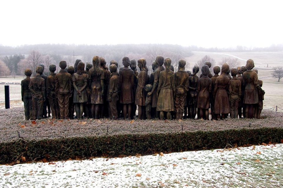 Các em bé Lidice được thể hiện trong trạng thái căng thẳng chờ đợi điều tồi tệ đang đến gần. Có em thì thầm vào tai bạn, có em quay mặt đi, những em nhỏ nấp sau anh, chị…(Nguồn: archive.org)