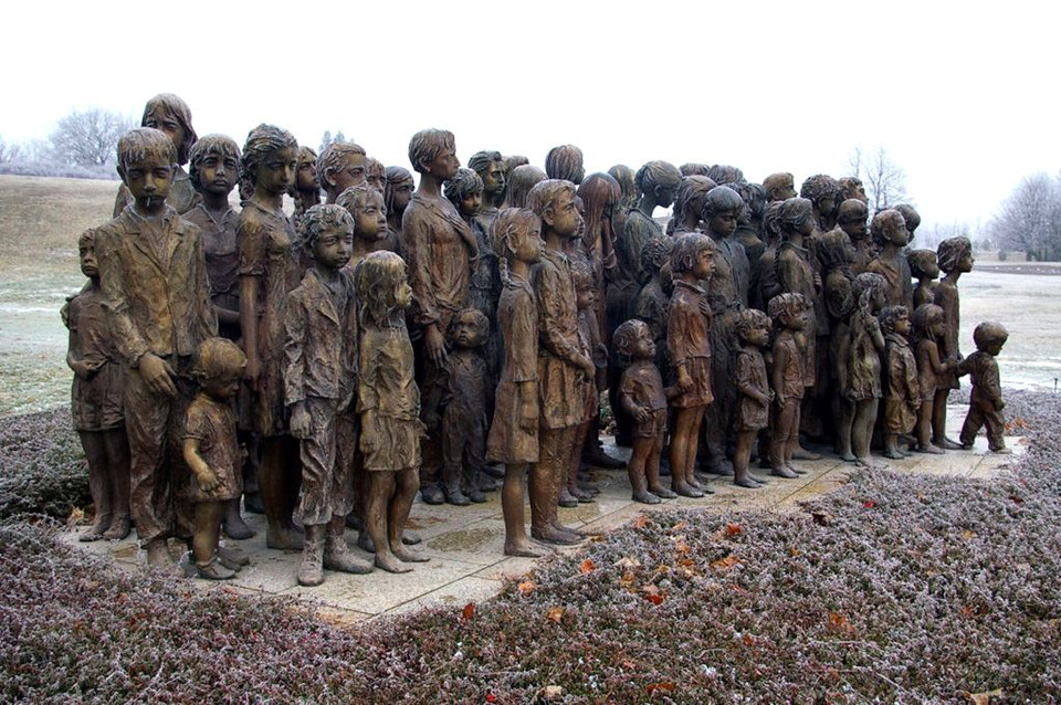 Tất cả 105 trẻ em, bé nhất là 1 tuổi, lớn nhất là các em gái 16 tuổi, bị gom lại, tách khỏi mẹ. (Nguồn: archive.org)