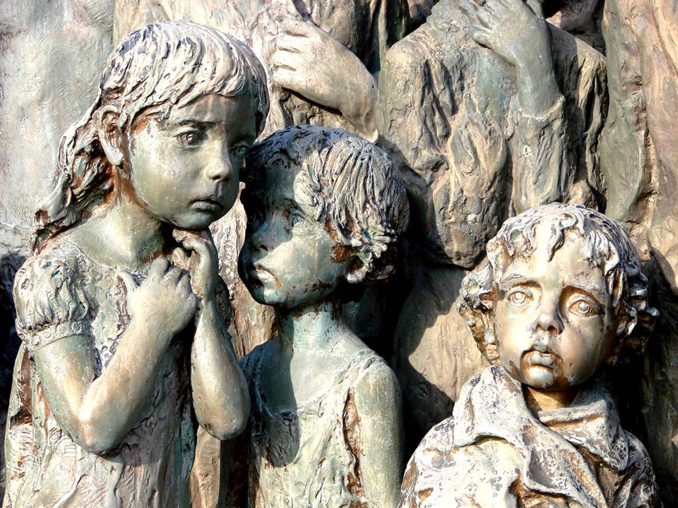 Ngôi làng bị san phẳng, nhà thờ, nghĩa trang cũng không còn dấu vết. Tất cả 175 nam giới từ 15 tuổi trở lên bị bắn ngay tại rìa làng. Tất cả 203 phụ nữ bị đưa vào tại tập trung ở Đức và nhiều người đã chết tại đó.(Nguồn: archive.org)