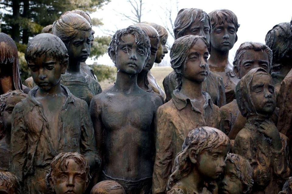 Tâm nguyện của bà là đưa các em trở về đất mẹ và biến cụm tượng đài trẻ em Lidice thành đài tượng niệm trẻ em là nạn nhân chiến tranh nói chung trên thế giới.(Nguồn: archive.org)