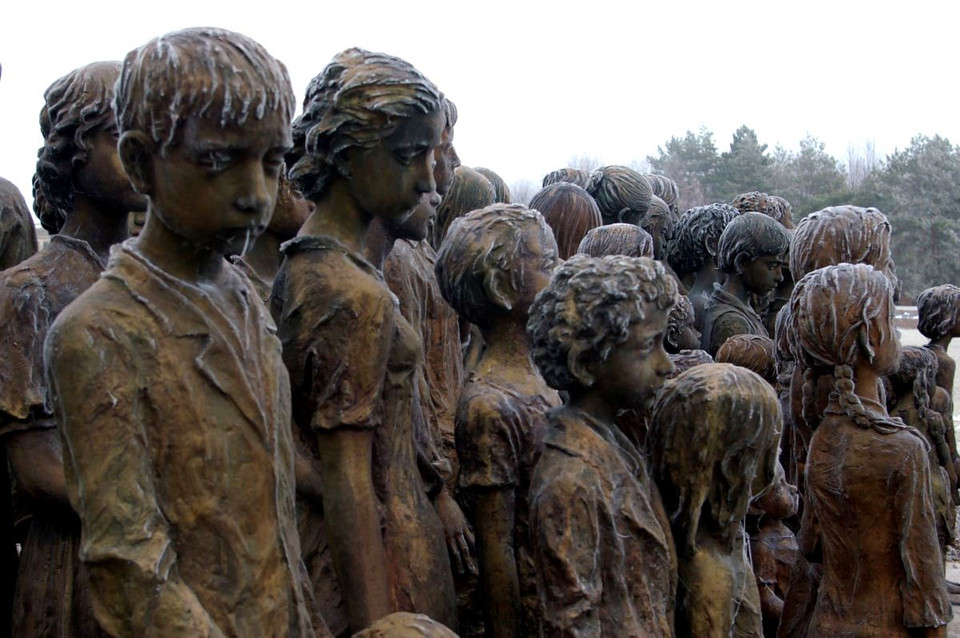 Các bức tượng ban đầu chỉ được làm bằng thạch cao vì không có kinh phí. Cho đến năm 1989 chỉ có 3 bức tượng trẻ em được đúc đồng.(Nguồn: archive.org)