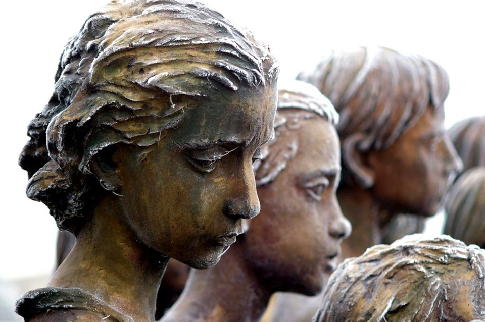 Nhà nữ điêu khắc Séc Marie Uchytilová vào năm 1969 đưa ra ý tưởng dựng tượng 40 trẻ em nam và 42 trẻ em gái của làng Lidice bị đầu độc ở Ba Lan. (Nguồn: archive.org)