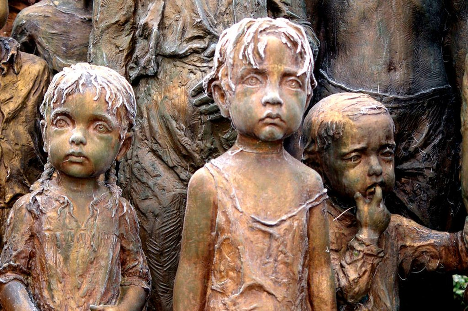 Đêm 10/6/1942 ngôi làng Lidice yên bình bị phátxít Đức bao vây. Lý do là một gia đình trong làng bị tình nghi có dính dáng đến vụ sát hại viên tướng toàn quyền phátxít Đức tại Séc là Reinhard Heydrich.(Nguồn: archive.org)