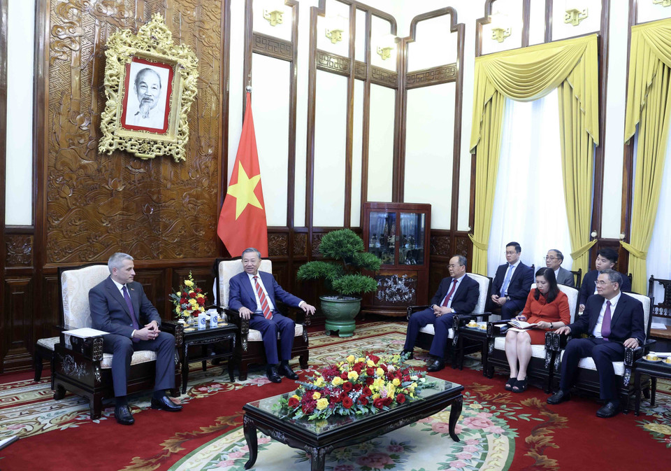 Chủ tịch nước Tô Lâm tiếp Đại sứ Belarus tại Việt Nam Uladzimir Baravikou. (Ảnh: Nhan Sáng/TTXVN)