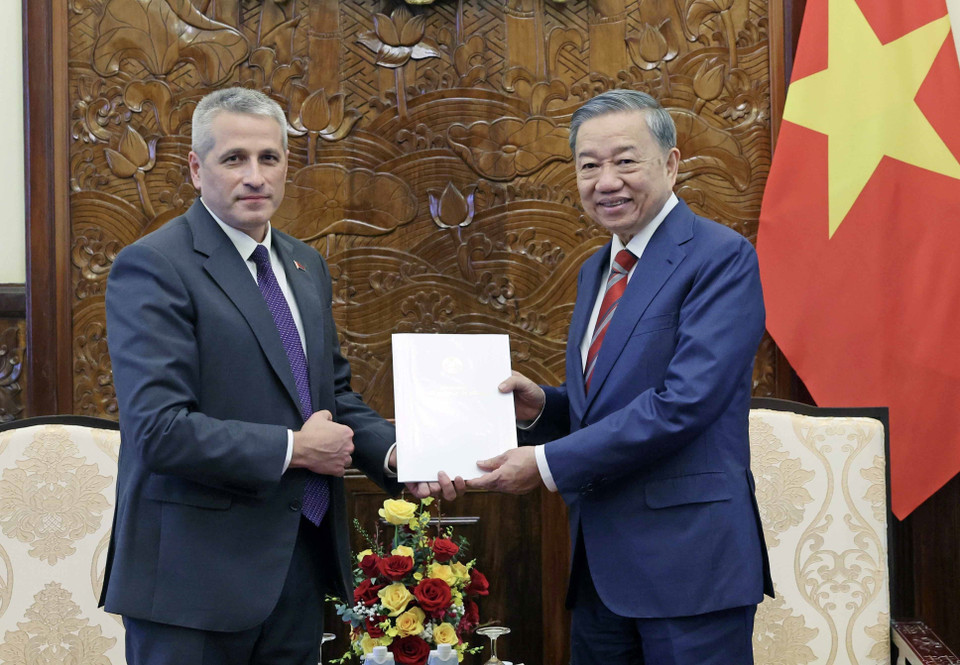 Chủ tịch nước Tô Lâm nhận Thư chúc mừng của Tổng thống Belaeus Lukashenko. (Ảnh: Nhan Sáng/TTXVN)