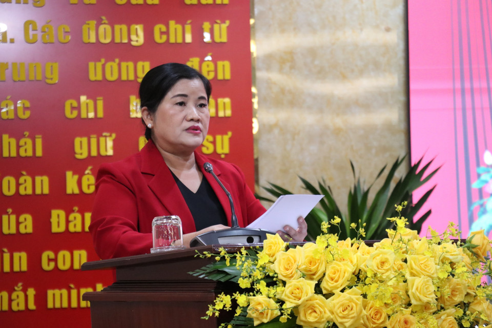 Phó Bí thư Tỉnh ủy, Chủ tịch Ủy ban Nhân dân tỉnh Bình Phước Trần Tuệ Hiền trình bày báo cáo tại buổi làm việc. (Ảnh: Nhật Bình/TTXVN)