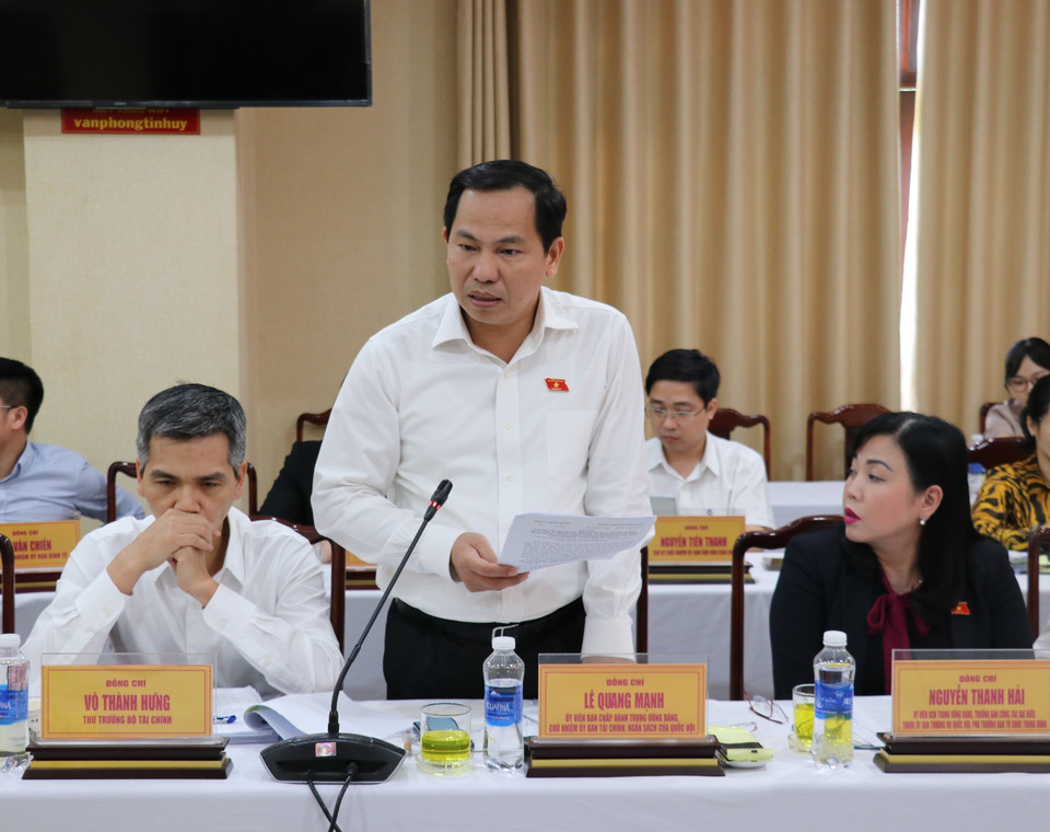 Chủ nhiệm Ủy ban Tài chính, Ngân sách của Quốc hội Lê Quang Mạnh trao đổi với Tỉnh ủy Bình Phước. (Ảnh: Nhật Bình/TTXVN)