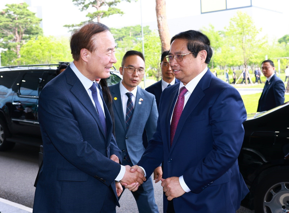 Giám đốc điều hành, Phó Chủ tịch Tập đoàn Samsung Young Hyun Jun đón Thủ tướng Phạm Minh Chính. (Ảnh: Dương Giang/TTXVN)