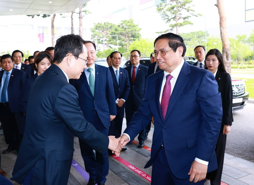 Lãnh đạo Tập đoàn Samsung đón Thủ tướng Phạm Minh Chính. (Ảnh: Dương Giang/TTXVN)