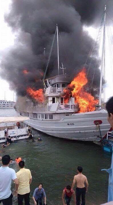 Một số du khách hoảng loạn nhảy xuống nước khi tàu bốc cháy. (Ảnh: Nguyễn Hoàng/Vietnam+)