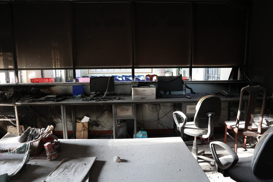 Sau khi đập phá cửa, các đối tượng đã ném bom xăng vào các phòng, rất nhiều loại giấy tờ lưu trữ quan trọng tại xã của người dân đã bị cháy hết. (Ảnh: Hưng Thịnh/TTXVN)