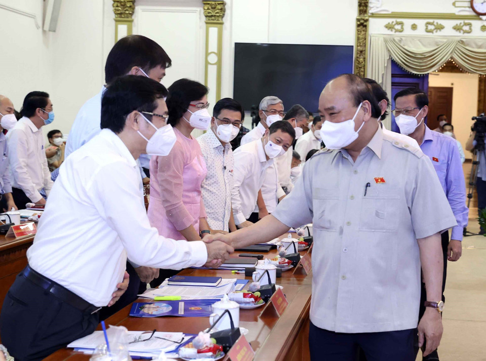 Chiều 12/10/2021, Chủ tịch nước Nguyễn Xuân Phúc và Đoàn đại biểu Quốc hội Thành phố Hồ Chí Minh dự Hội nghị giám sát việc thực hiện công tác phòng, chống dịch bệnh COVID-19 theo Nghị quyết 30/2021 của Quốc hội; các văn bản của Chính phủ, Thủ tướng Chính phủ; các giải pháp để kiểm soát dịch COVID-19, phát triển kinh tế-xã hội trên địa bàn thành phố trong thời gian tới. (Ảnh: Thống Nhất/TTXVN)