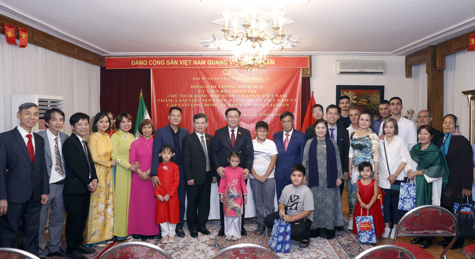 Chủ tịch Quốc hội Vương Đình Huệ với cán bộ, nhân viên Đại sứ quán và đại diện cộng đồng người Việt tại Iran. (Ảnh: Doãn Tấn/TTXVN)