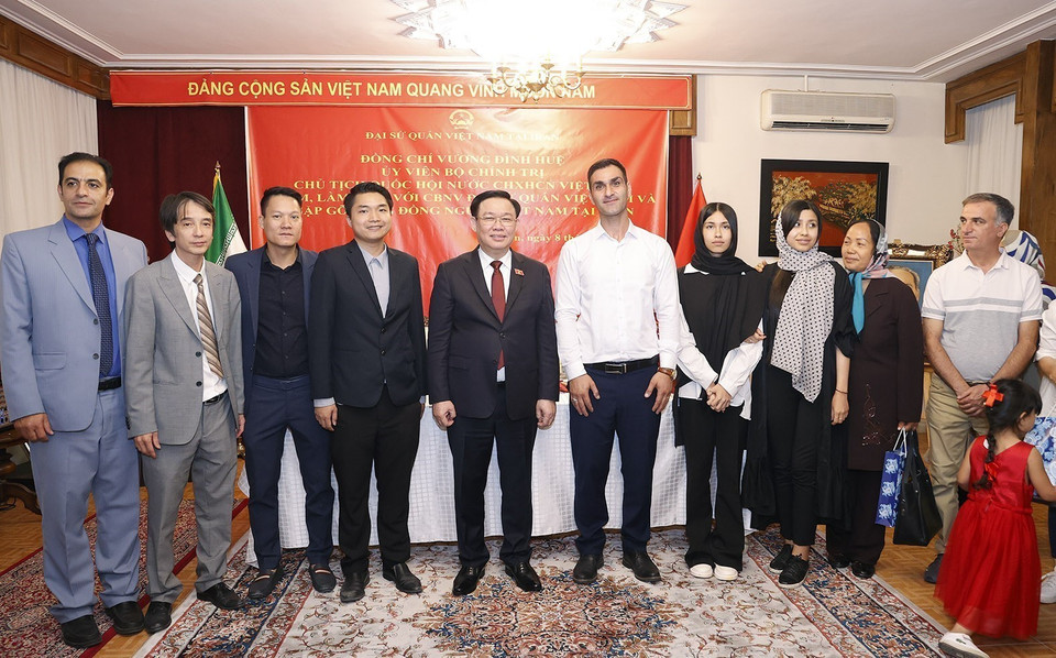 Chủ tịch Quốc hội Vương Đình Huệ với đại diện cộng đồng người Việt Nam tại Iran. (Ảnh: Doãn Tấn/TTXVN)