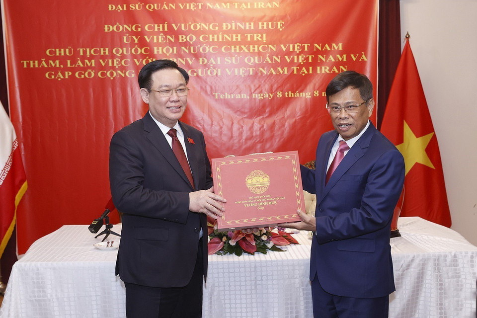 Chủ tịch Quốc hội Vương Đình Huệ tặng quà lưu niệm cho cán bộ, nhân viên Đại sứ quán và đại diện cộng đồng người Việt tại Iran. (Ảnh: Doãn Tấn/TTXVN)