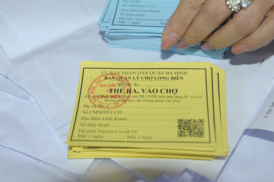 Thẻ ra vào chợ Long Biên. (Ảnh: Mạnh Khánh/TTXVN)