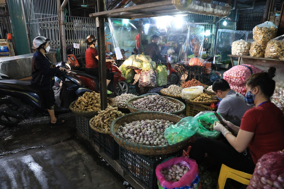 Bắt đầu từ 0 giờ ngày 21/10 chợ Long Biên bắt đầu hoạt động trở lại theo 3 giai đoạn. Trước mắt, khoảng 450 hộ kinh doanh các mặt hàng rau, củ quả, thủy hải sản sẽ được phép hoạt động trước. (Ảnh: Thành Đạt/TTXVN)