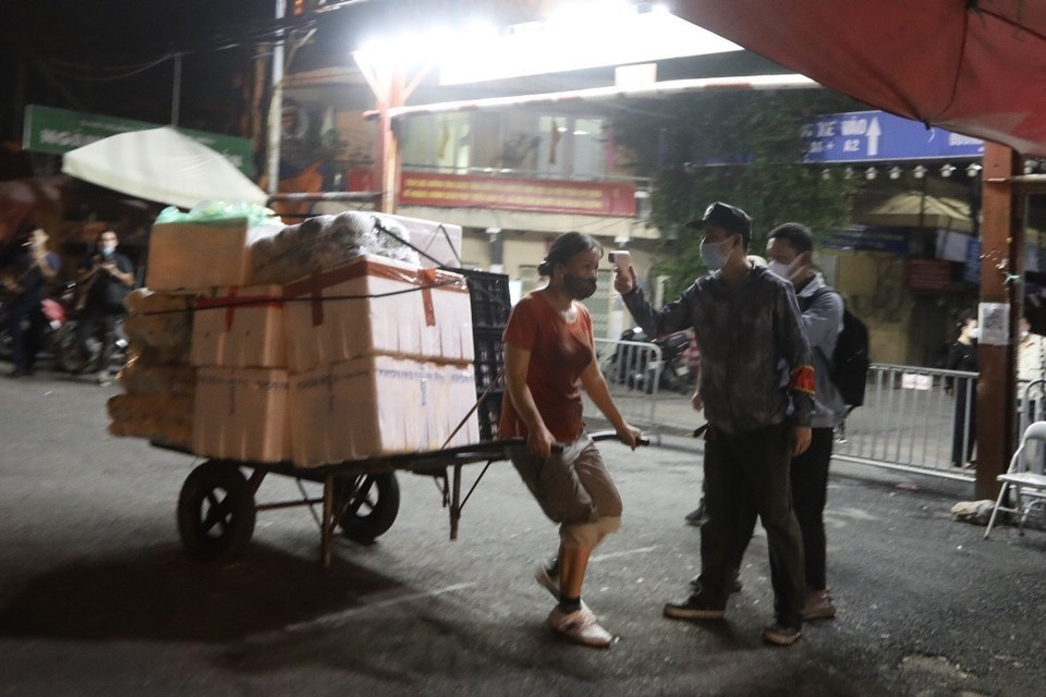 Chợ Long Biên hoạt động trở lại từ 0 giờ ngày 21/10. (Ảnh: Minh Quyết/TTXVN)