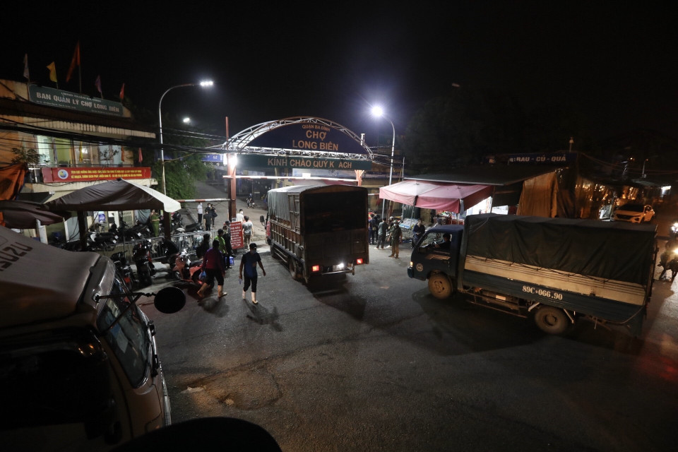 Đúng 0h ngày 21/10/2021, các phương tiện được chở hàng vào chợ Long Biên. (Ảnh: Minh Quyết/TTXVN)