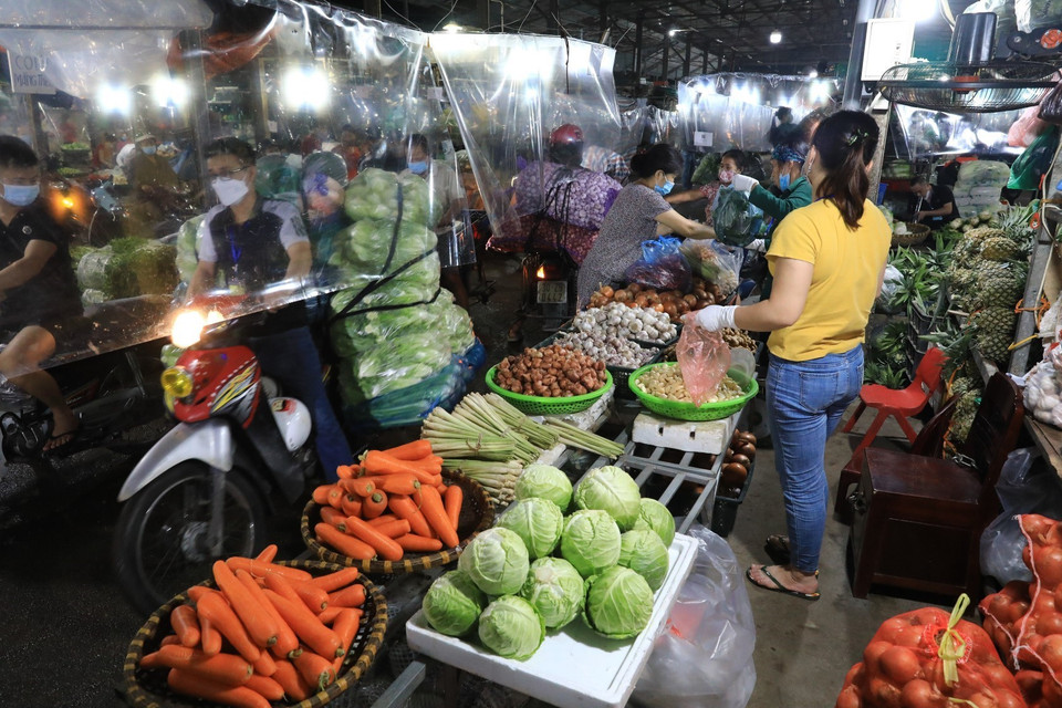 Vừa mở cửa 0h ngày 21/10, chợ Long Biên đã tấp nập người mua bán. (Ảnh: Thành Đạt/TTXVN)