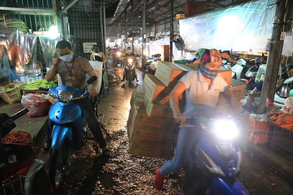 Chợ Long Biên tấp nập trở lại sau nhiều ngày dừng hoạt động. (Ảnh: Thành Đạt/TTXVN)