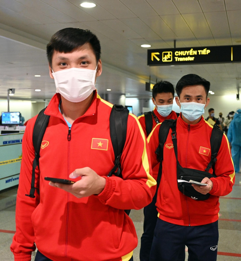Hình ảnh các tuyển thủ đội tuyển futsal Việt Nam về nước. (Ảnh: TTXVN)