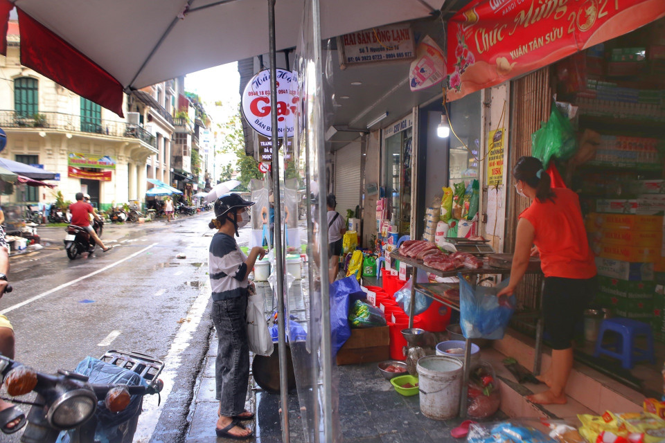 Chợ dân sinh trên phố Nguyễn Văn Tố (Hoàn Kiếm) có vách ngăn đảm bảo khoảng cách giữa người bán và người mua.(Ảnh: Tuấn Đức/TTXVN)