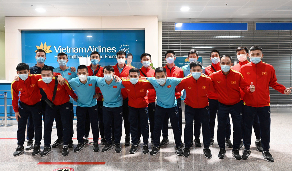 Các tuyển thủ đội tuyển futsal Việt Nam tại sân bay quốc tế Tân Sơn Nhất (Thành phố Hồ Chí Minh). (Ảnh: TTXVN)
